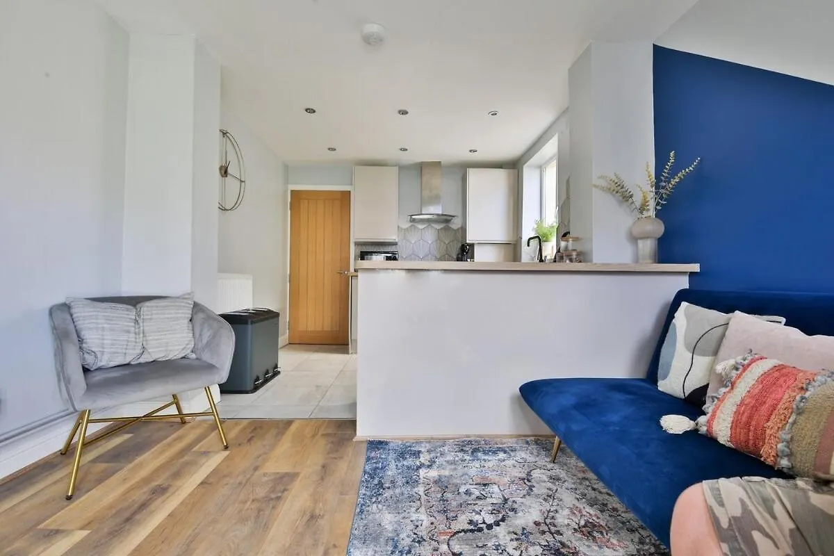 2 Bedroom Stunning Apartment - Sleeps 6 - Central Location Cardiff