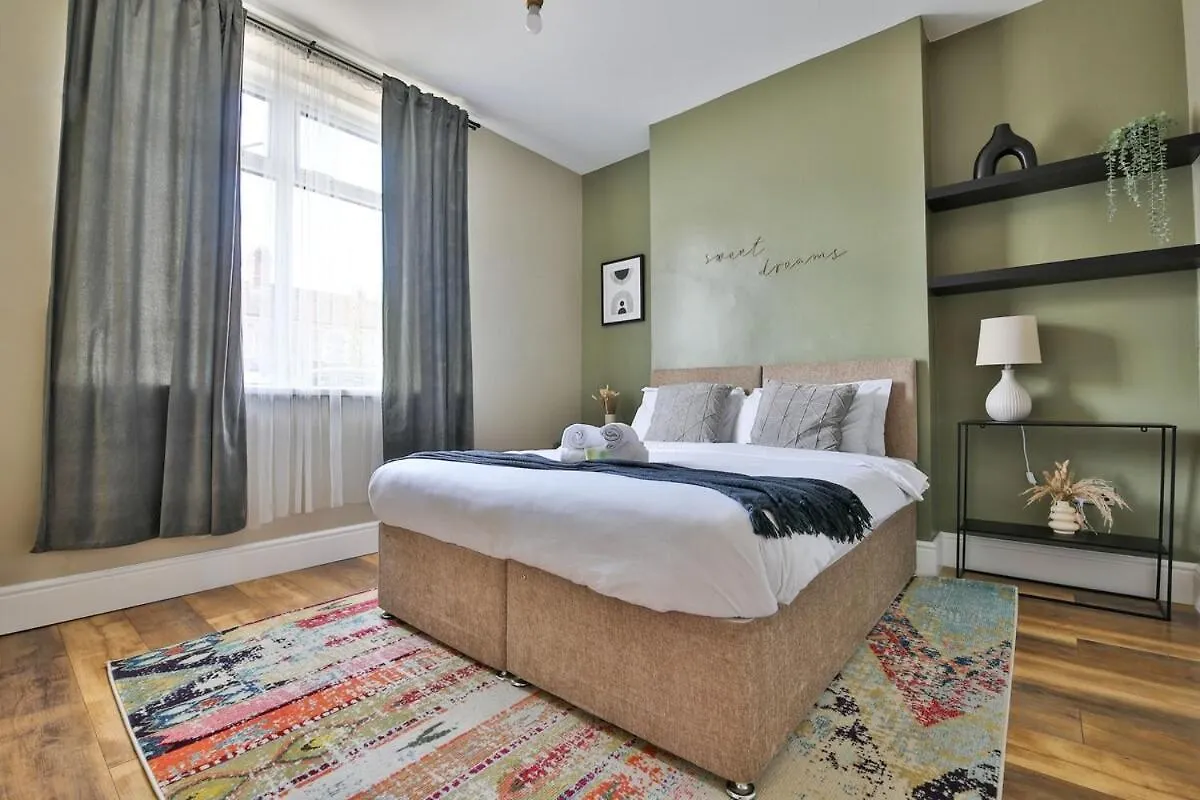 2 Bedroom Stunning Apartment - Sleeps 6 - Central Location Cardiff