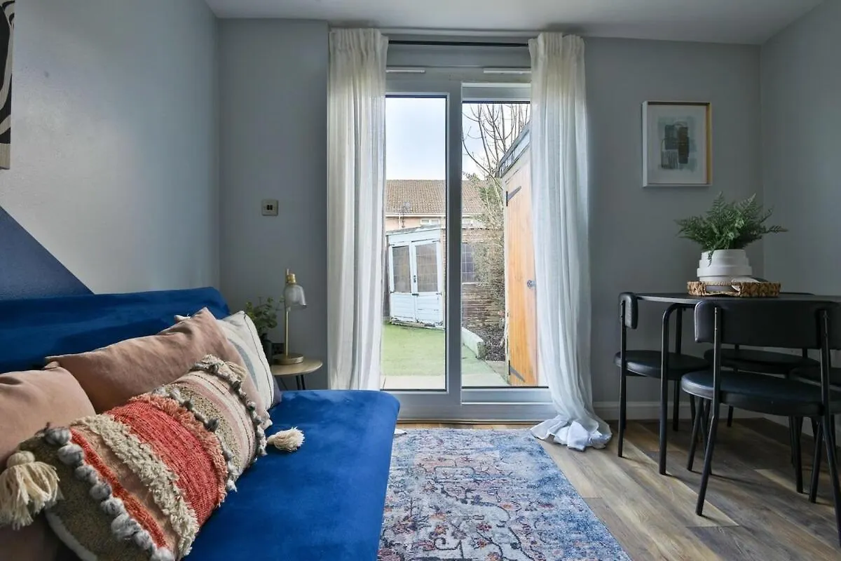 2 Bedroom Stunning Apartment - Sleeps 6 - Central Location Cardiff